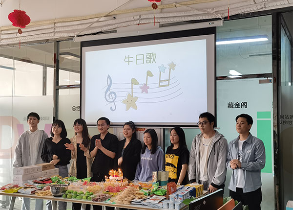 相親相愛一家親，祝深度網(wǎng)家人們生日快樂!